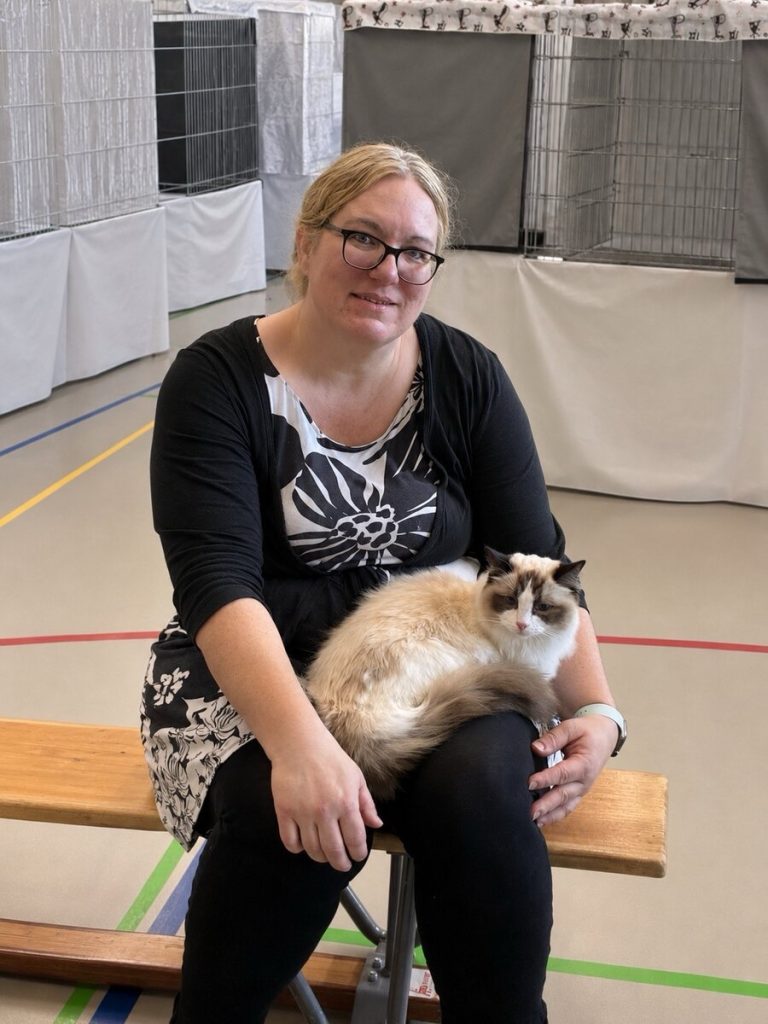 Cornelia Mani mit Millie Oberlandpfötli an der Katzenausstellung in Rothenburg 2026
